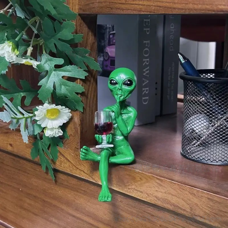 Funny Alien Statue Drinking Be - Wine Beer Garden ulasan dan harga