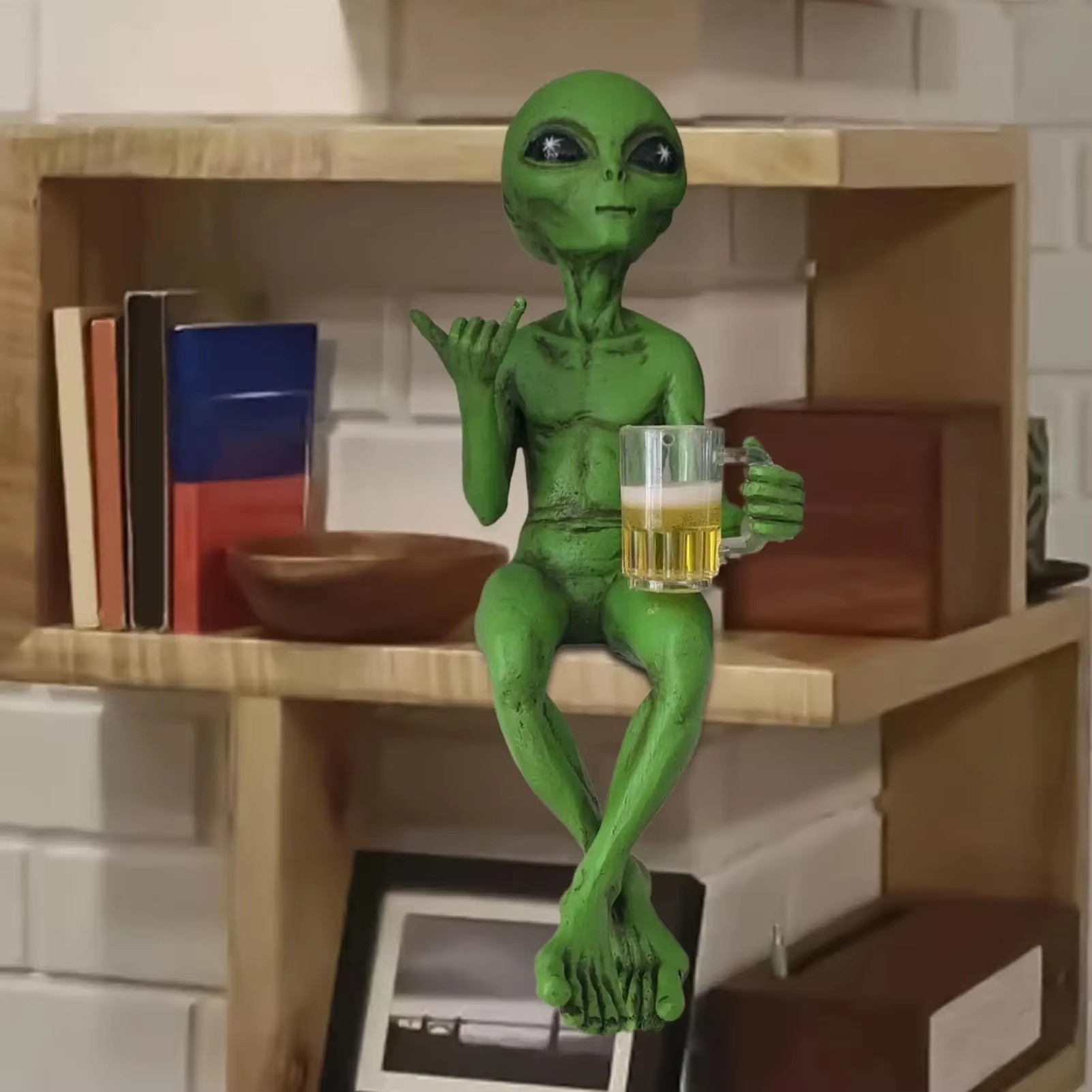 Funny Alien Statue Drinking Be - Wine Beer Garden ulasan dan harga